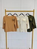 Pull Manches 3/4 VALENTYNE – Détail pompon et col montan – Image 2