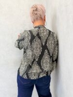 Blouse grande taille imprimé cachemire noir & écru – Image 4