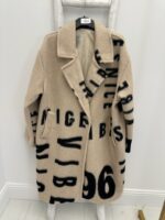 Manteau Imprimé oversize – Esprit urbain italien et allure graphique – Image 2