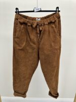 Pantalon en velours côtelé coupe détente avec lien à la taille – Image 4