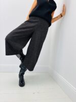 Bermuda Chic en maille fluide – Élégance décontractée signé EMA BLUES – Image 2