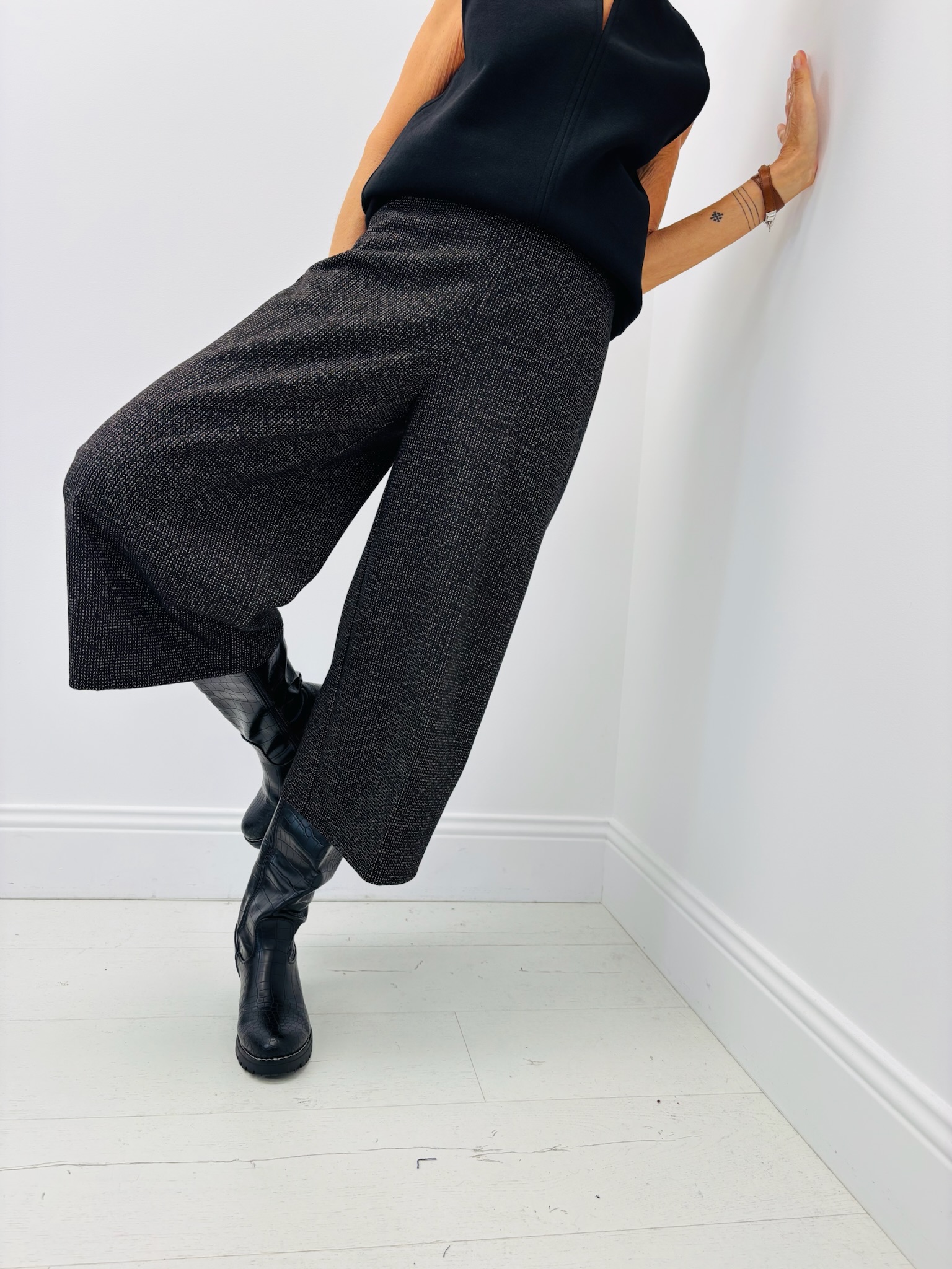 036FBA25-DA55-4099-9C34-B94CDD7B84AF Bermuda Chic en maille fluide – Élégance décontractée signé EMA BLUES – Image 2