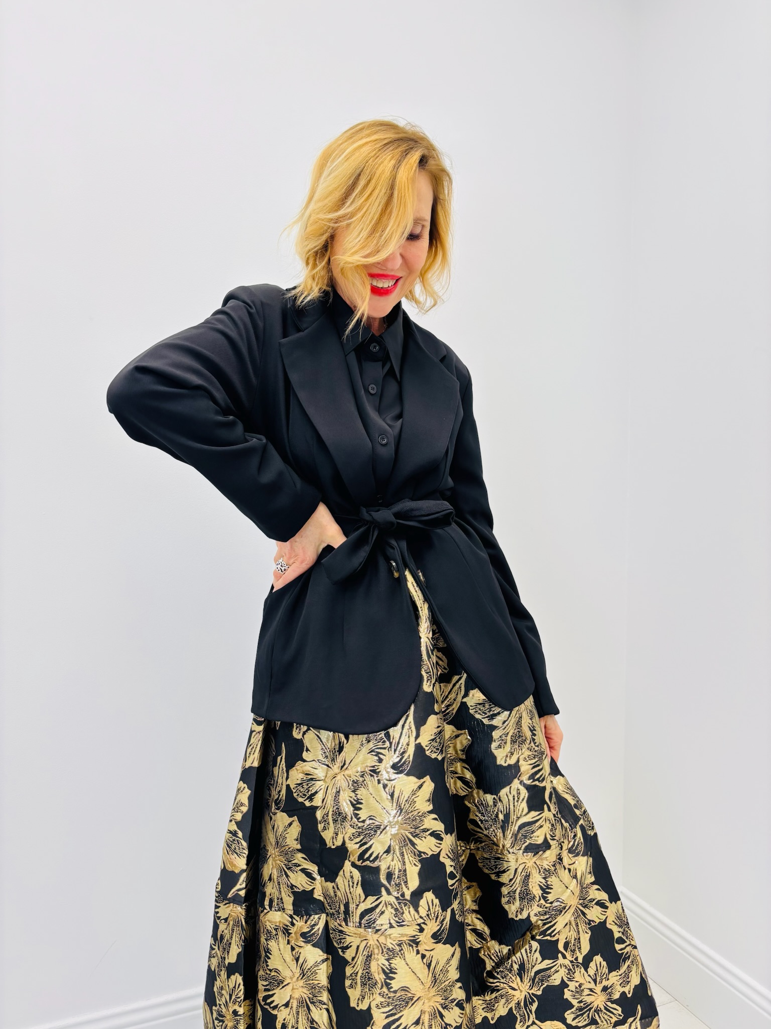 03C9114D-29B0-4185-ABDA-E91C3A0FCB04 Veste Blazer Ceinturée – Élégance italienne et allure féminine – Image 1