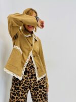Veste Courte en Suédine – Détails dentelle esprit rétro