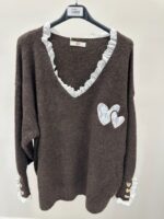 Pull grande taille beige avec dentelle et cœurs brodés – Élégance douce et féminine – Image 3