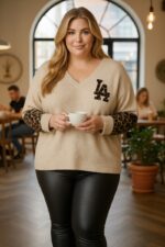 Pull grande taille beige manches léopard – esprit chic et décontracté