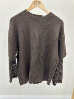 Pull grande taille bordeaux à manches dentelle – Élégance chic et moderne – Image 4