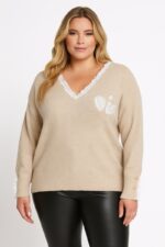 Pull grande taille beige avec dentelle et cœurs brodés – Élégance douce et féminine