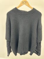 Pull grande taille bordeaux à manches dentelle – Élégance chic et moderne – Image 2