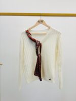 Pull 100 % laine col V avec foulard – Image 2