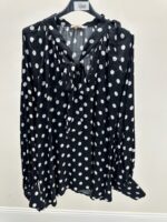 Blouse grande taille à pois avec col lavallière – Élégance intemporelle – Image 3