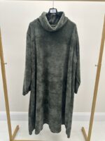 Robe longue velours ras col montant – Élégance sobre et confort cocooning – Image 5