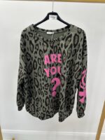 Sweat imprimé léopard kaki à message fluo “ARE YOU ?” – Coupe oversize tendance – Image 2