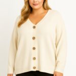 Gilet grande taille écru à boutons dorés – Élégance douce et intemporelle