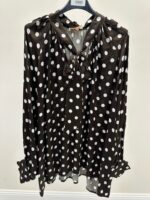 Blouse grande taille à pois avec col lavallière – Élégance intemporelle – Image 2