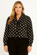 Blouse grande taille à pois avec col lavallière – Élégance intemporelle