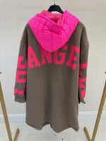 Veste longue grande taille à capuche fuchsia – Esprit urbain et décontracté – Image 3