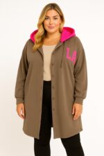 Veste longue grande taille à capuche fuchsia – Esprit urbain et décontracté