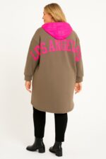 Veste longue grande taille à capuche fuchsia – Esprit urbain et décontracté – Image 2