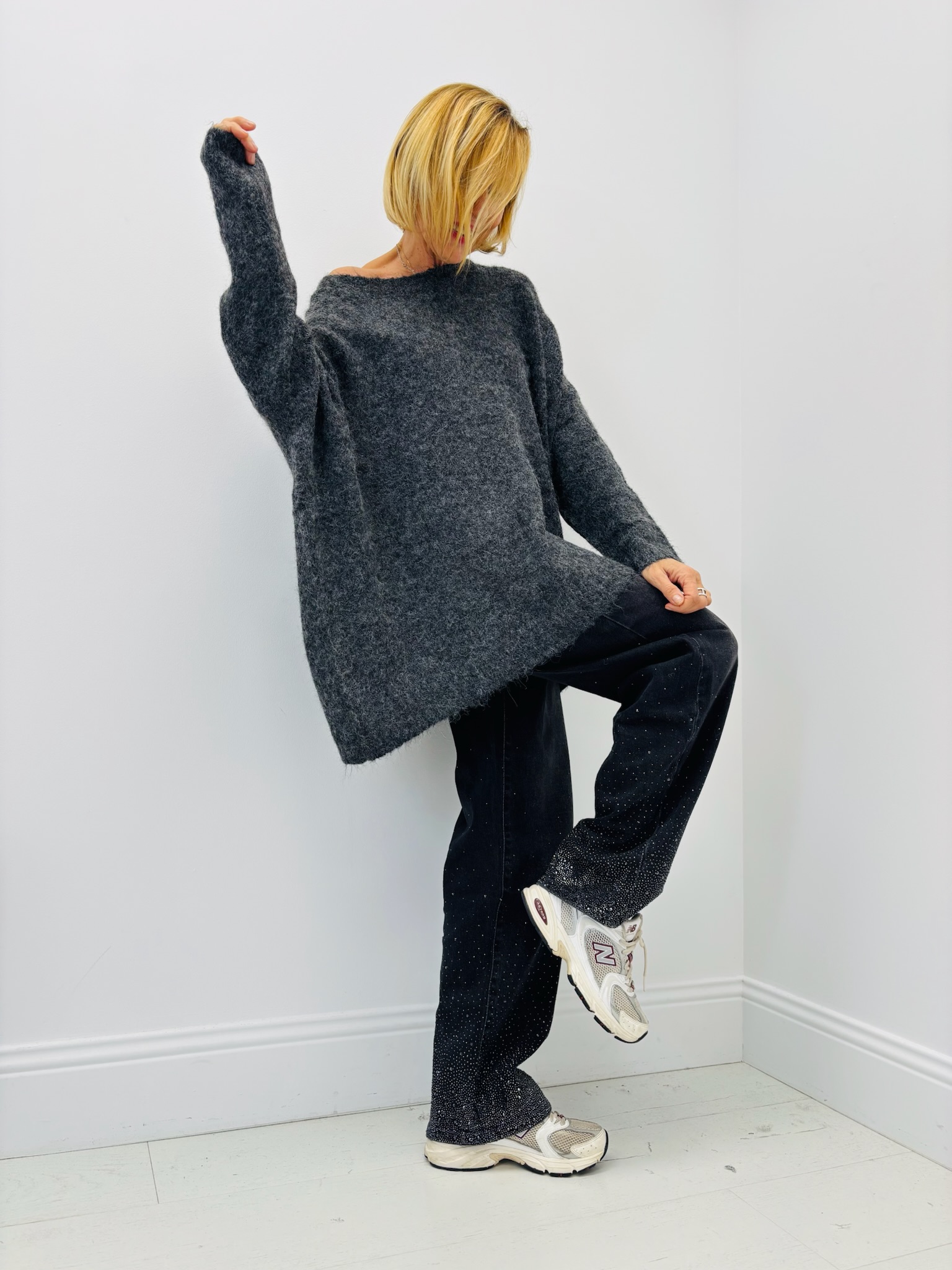 069F4190-43C0-424B-A800-F2DEF5D3B9CB Jean Wide Leg Noir strassé – Élégance urbaine et éclat moderne – Image 3