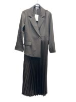 Ensemble blazer et jupe plissée taupe – Élégance structurée grande taille – Image 3