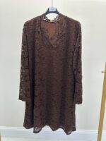 Robe droite en dentelle chocolat – Élégance intemporelle grande taille – Image 2