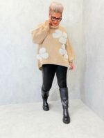 Pull noir motifs fleurs en relief – Image 5