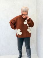 Pull noir motifs fleurs en relief – Image 2