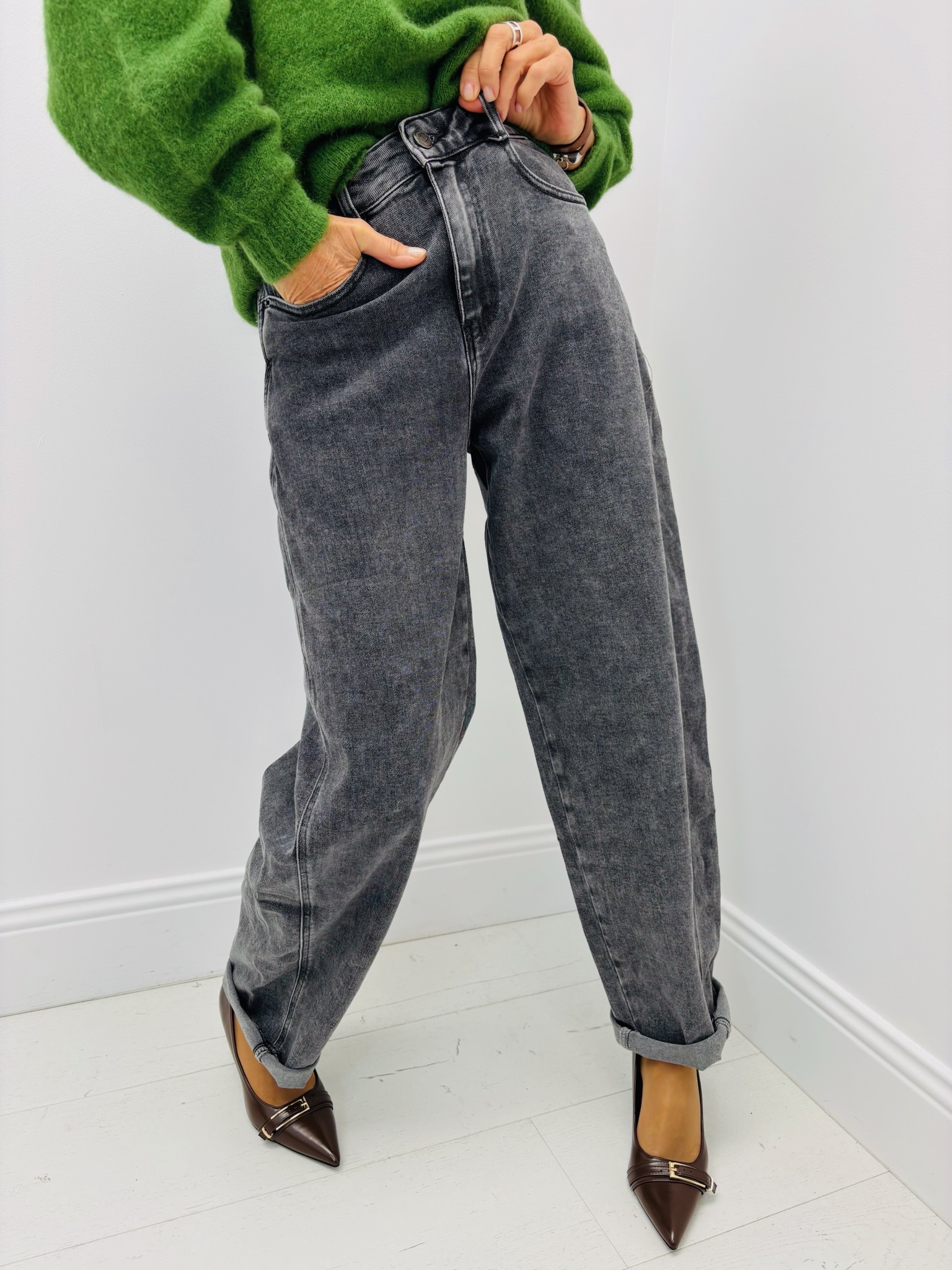 14083B4F-4D84-433B-916C-DF113657CD24 Jean Coupe Barrel – Délavage gris moderne – Image 1