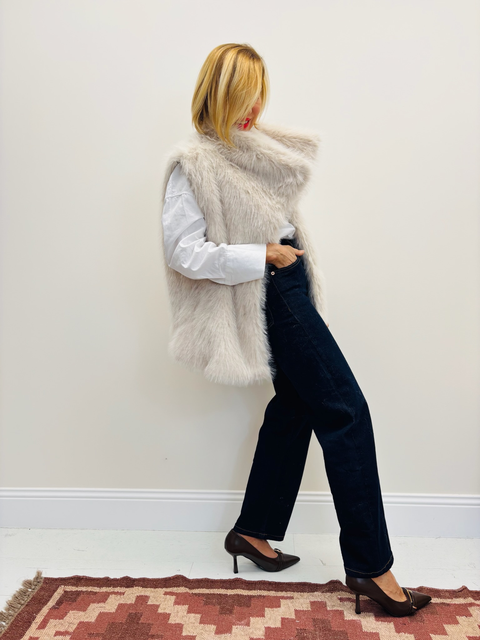 17F036CC-AC02-4965-B4B3-3CD2BCC57897 Veste Sans Manches en fausse fourrure – Élégance cocoon italienne – Image 10