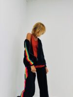Gilet à Capuche Zippé avec Bandes Colorées – Image 4
