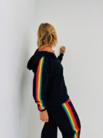 Gilet à Capuche Zippé avec Bandes Colorées – Image 3