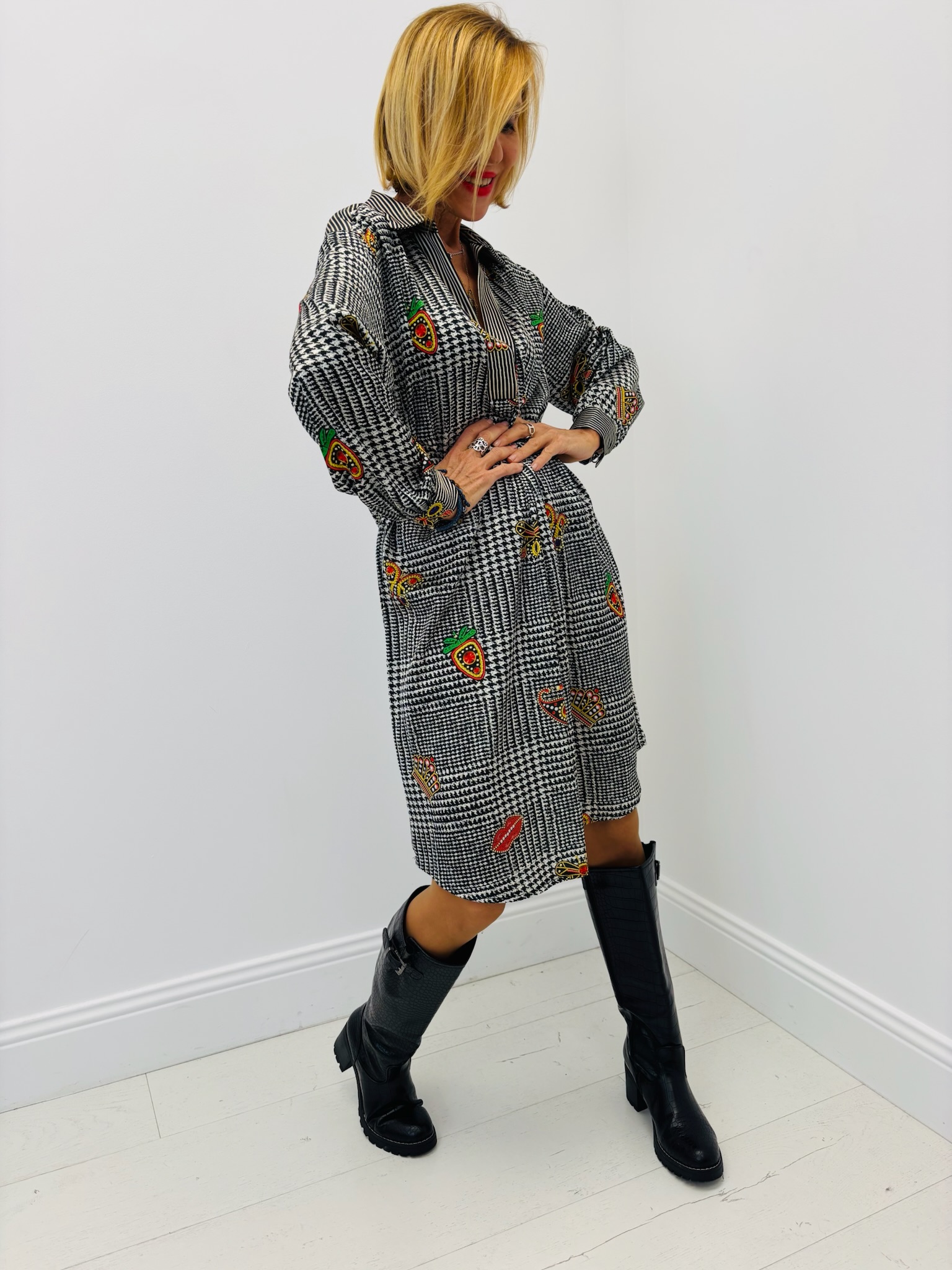 19236766-3428-4284-9337-557A73D92455 Robe EMA BLUE’s – Imprimé Prince-de-Galles fantaisie – Image 3
