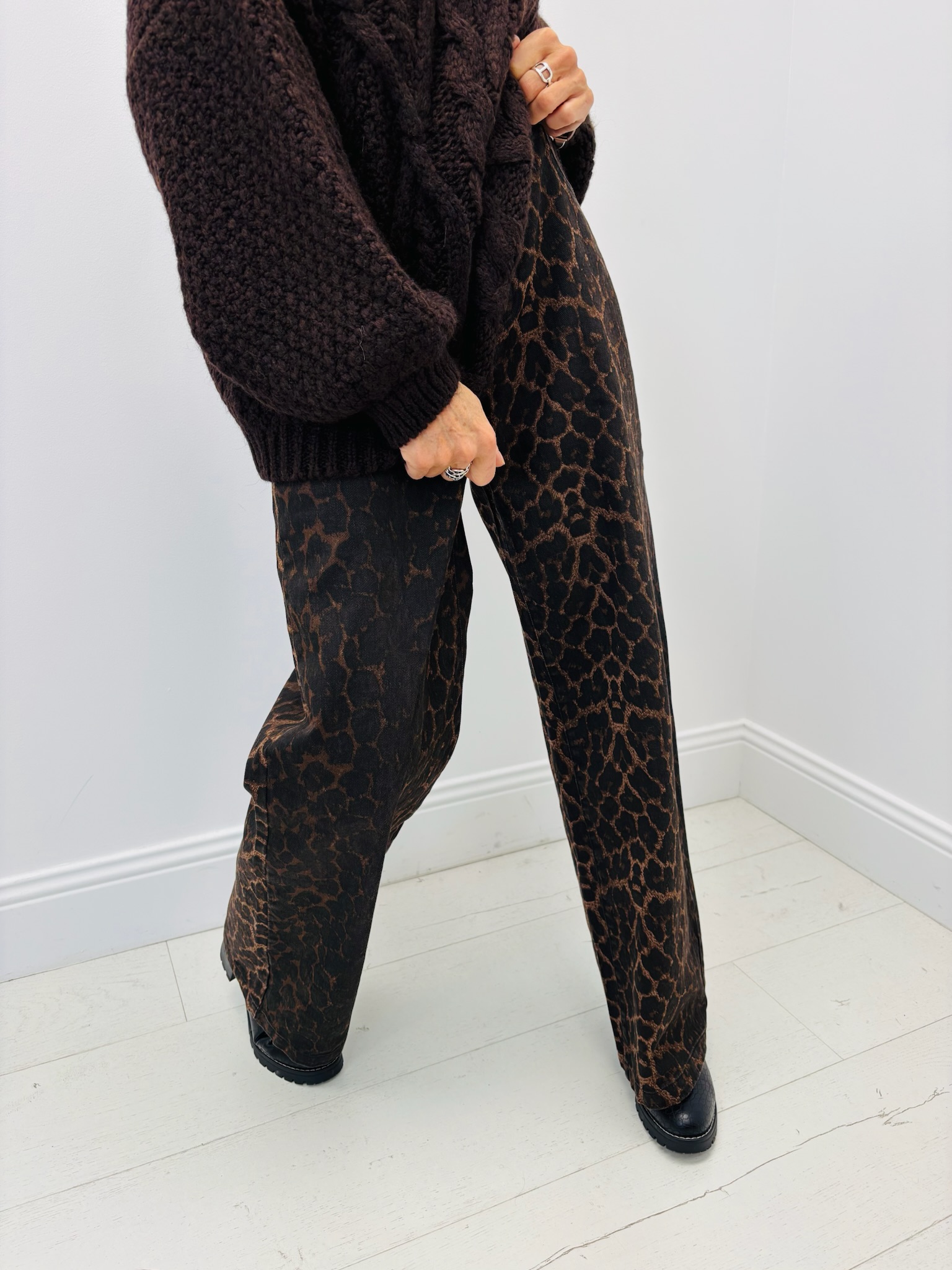 1A195A22-0DA0-4335-8C7A-DEDE7A348F66 Jean Coupe Wide Leg imprimé animal – Image 2