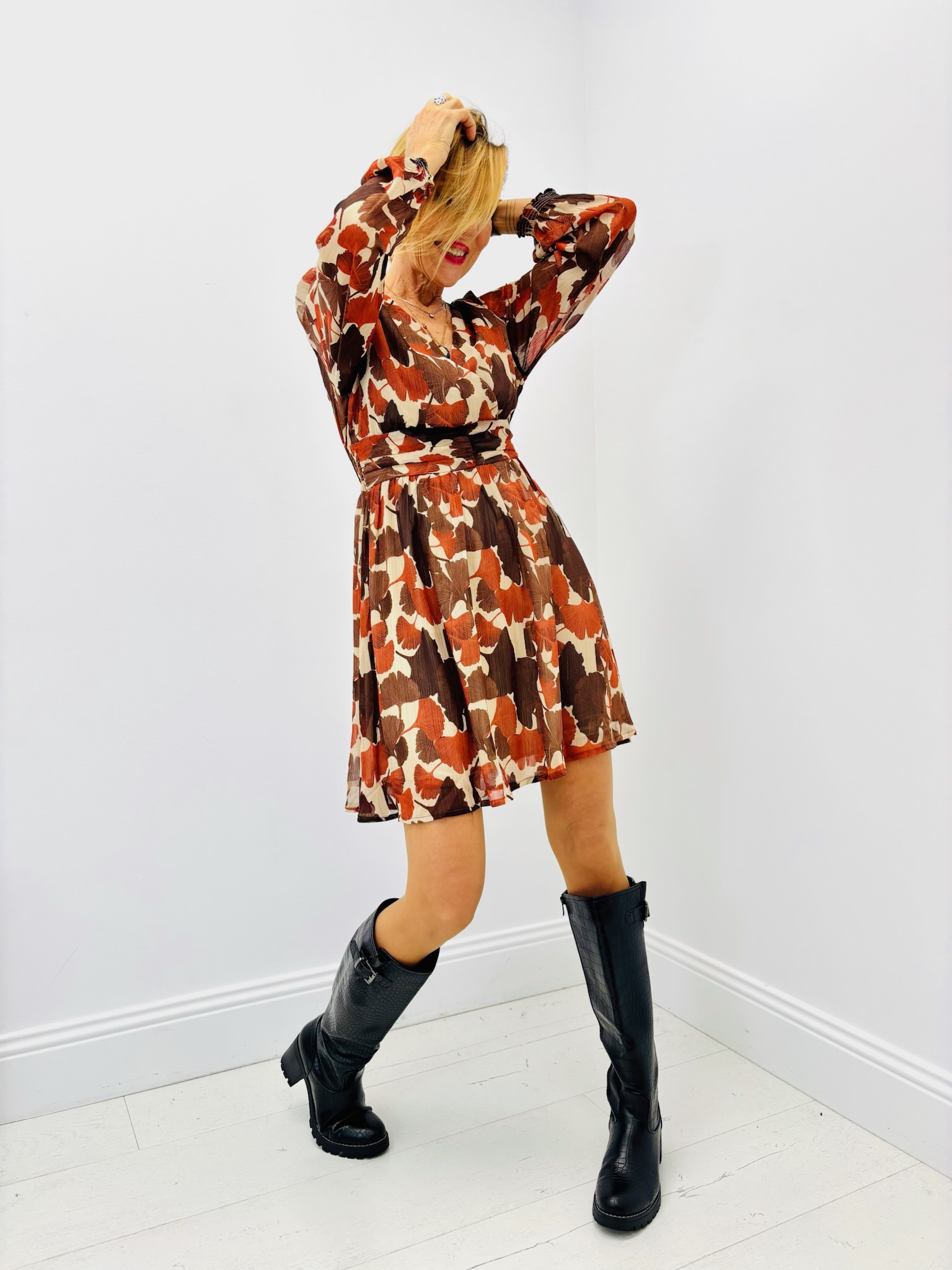 1A463286-B919-42C3-9E0D-FC345439BD98 Robe Fluide imprimée automnale – Féminine, légère et pleine de charme – Image 4