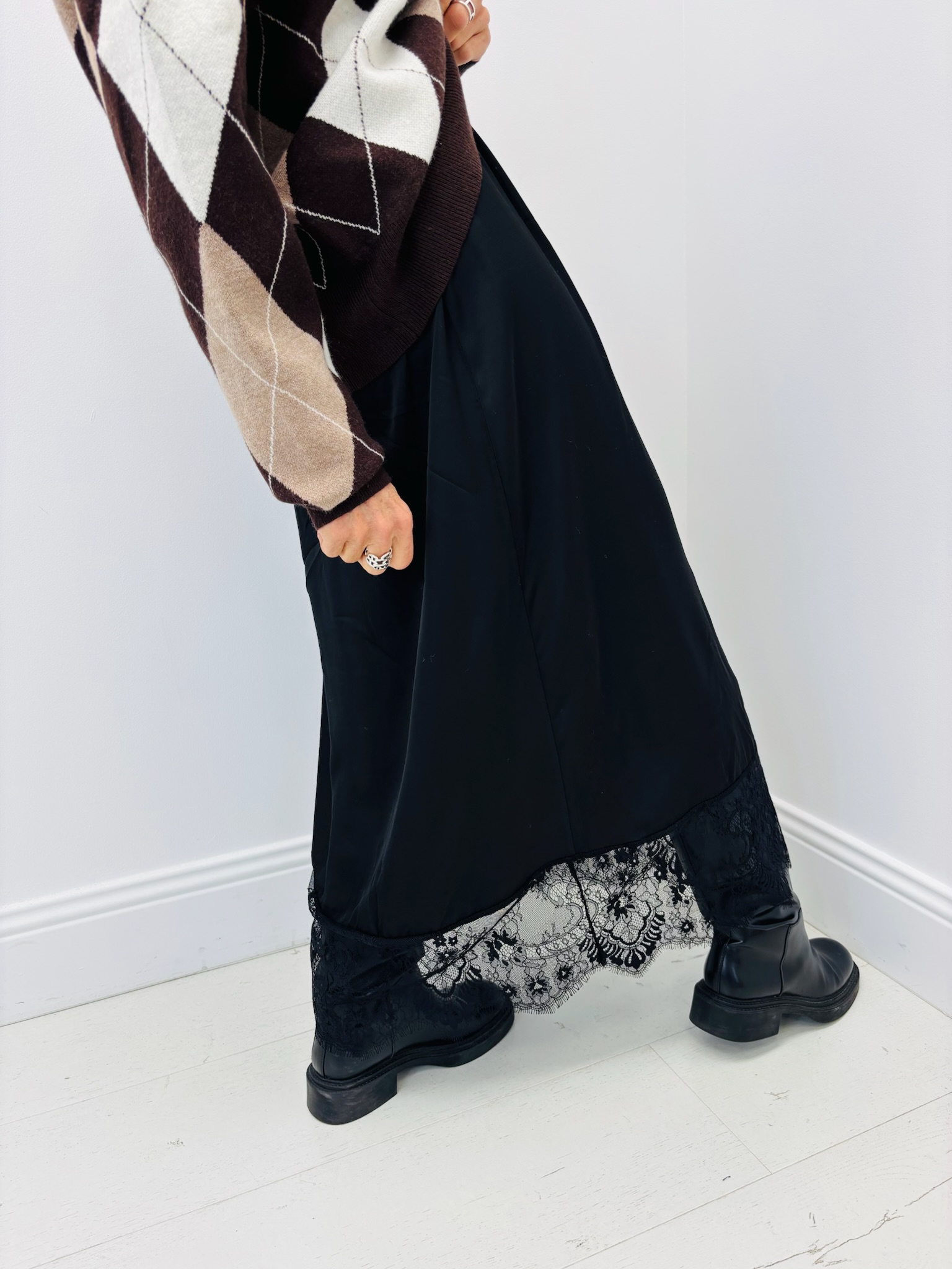 1AFEB2DB-F3A4-4F3B-8C60-9BD57174CA6A Jupe Viscose dentelle – Élégance satinée – Image 9
