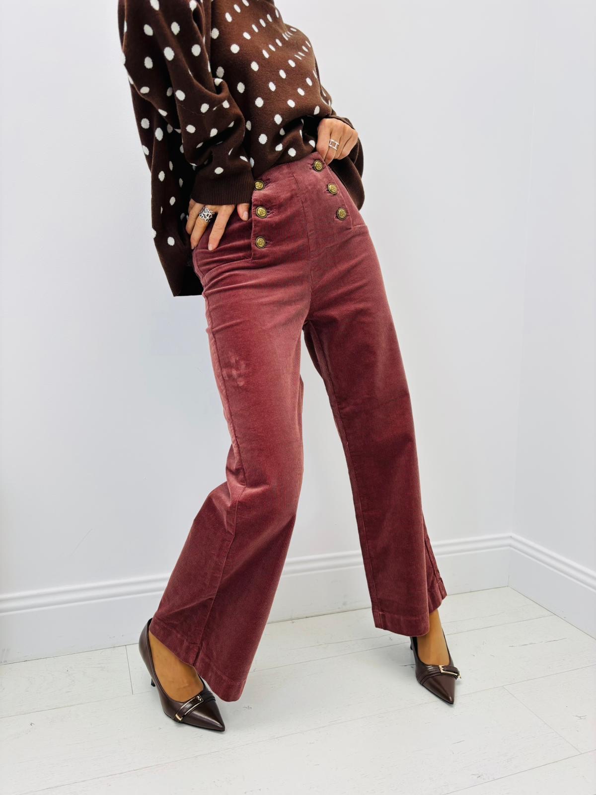 1B732147-3A68-4D2B-B0BC-0DE8DF54FB01 Pantalon en Velours côtelé à boutons dorés – esprit rétro chic – Image 1