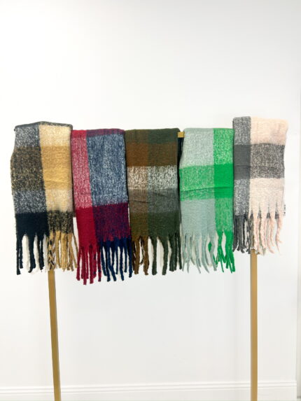 Écharpe à Carreaux Frangée – Douceur et style d’hiver