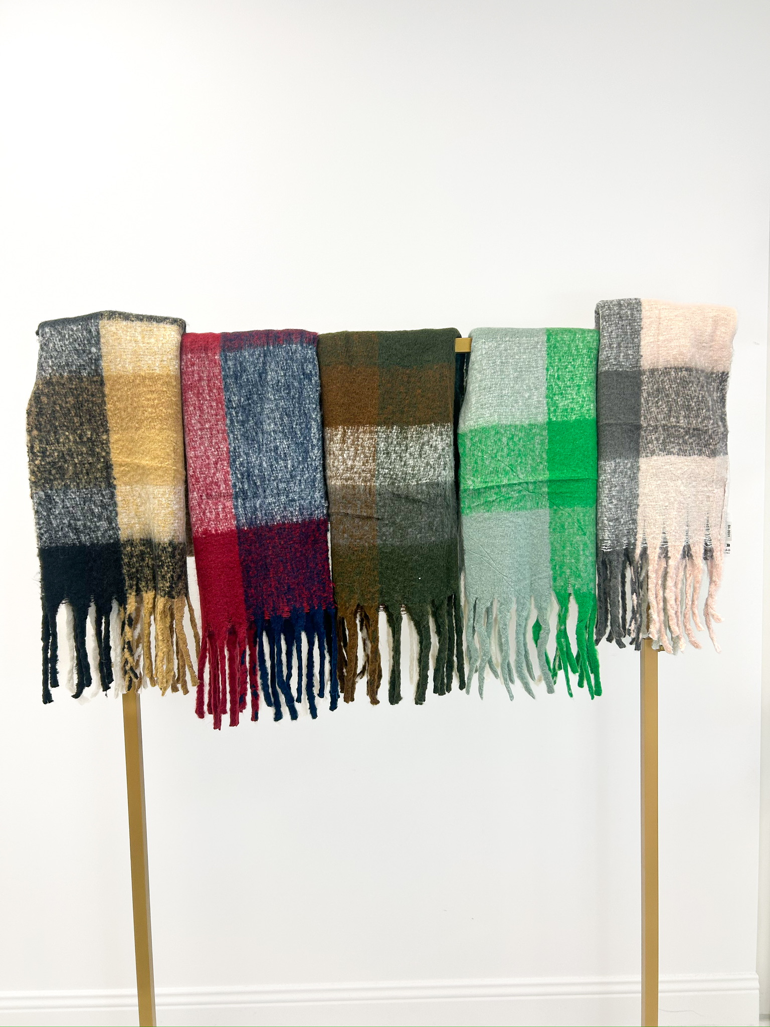 1F1FF159-9AC2-4EC0-9A8A-FA7E2E1D116D Écharpe à Carreaux Frangée – Douceur et style d’hiver – Image 1