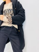 Manteau Doux à Capuche & Détails Léopard – Chaleur Moderne & Style Audacieux – Image 2