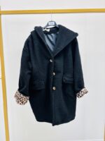 Manteau Doux à Capuche & Détails Léopard – Chaleur Moderne & Style Audacieux – Image 3