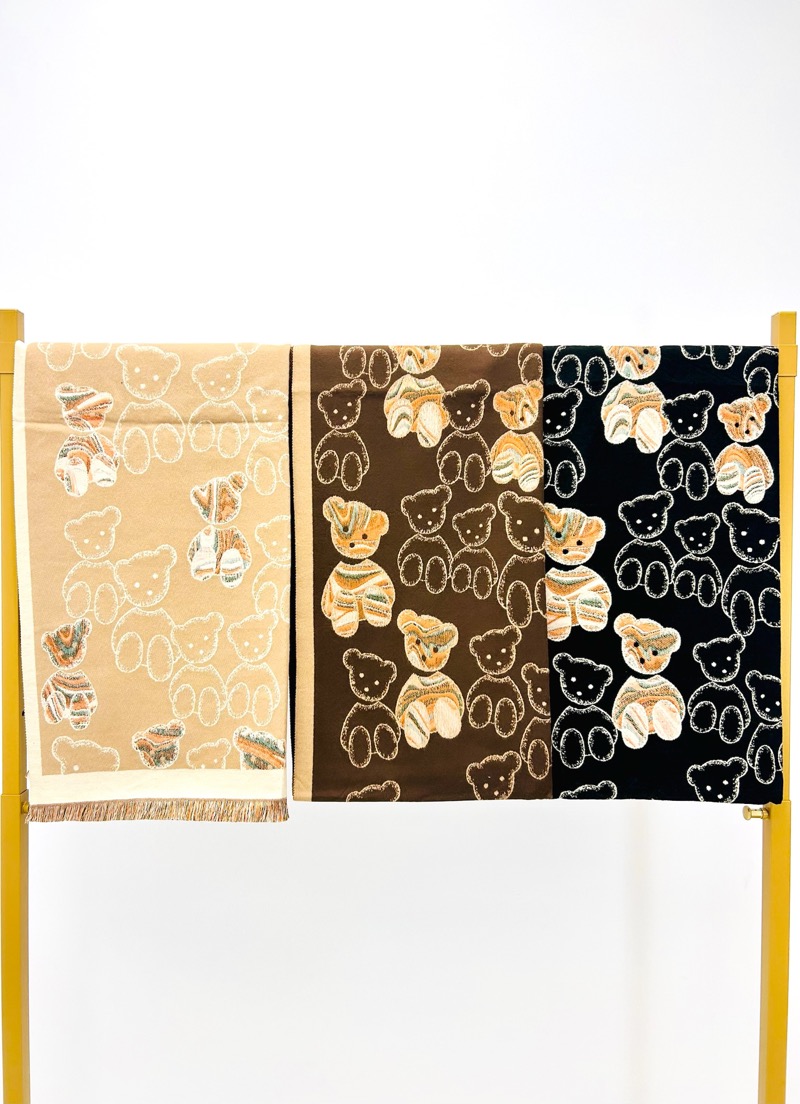 14112025-002 Écharpe Teddy Douce & Ludique – Chaleur Légère & Motifs Oursons – Image 1