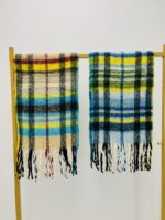 Écharpe à Carreaux Douce & Colorée – Chaleur Légère et Style Hivernal ✨