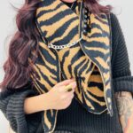 Écharpe Triangle Zébrée Viscose Laine – Style Sauvage & Détail Chaîne Chic