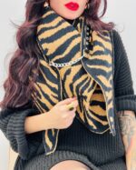 Écharpe Triangle Zébrée Viscose Laine – Style Sauvage & Détail Chaîne Chic