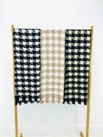 Écharpe Motif Pied-de-Poule – Chic Intemporel & Touche Graphique