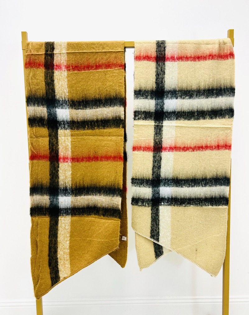 14112025-004 Écharpe à Carreaux Élégante – Inspiration Classique & Douceur Confortable – Image 1