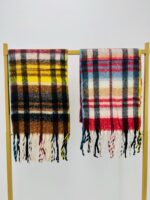 Écharpe à Carreaux Douce & Colorée – Chaleur Légère et Style Hivernal ✨ – Image 3