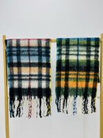Écharpe à Carreaux Douce & Colorée – Chaleur Légère et Style Hivernal ✨ – Image 2