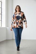 Tunique graphique fluide – Modernité, couleurs chaleureuses & confort absolu